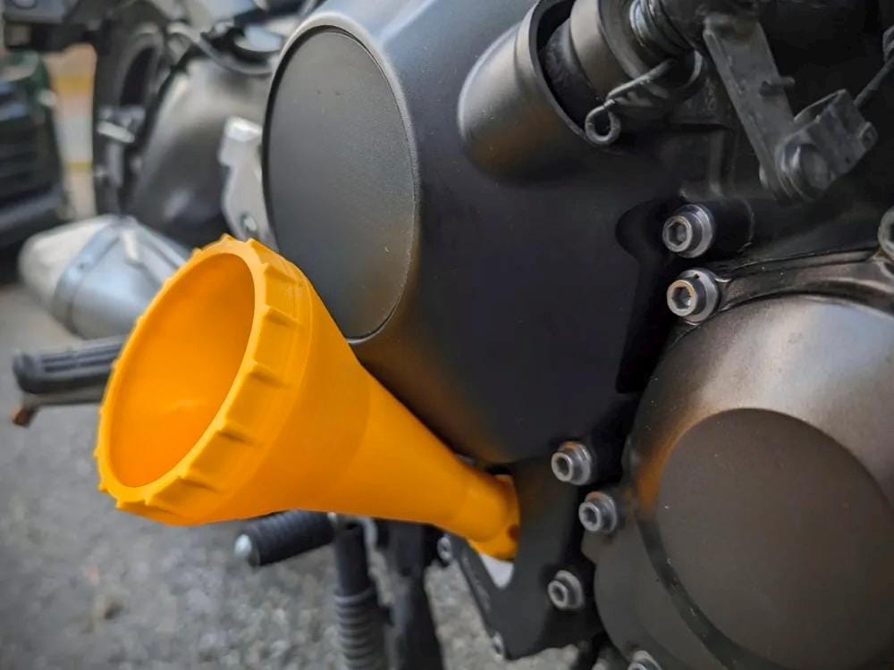 Universal M20-1.5 Motorcycle Oil Funnel Thread-In Vented Easy Oil Changes BLACK